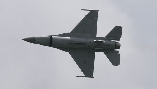 Истребитель F-16. Архивное фото - Sputnik Латвия