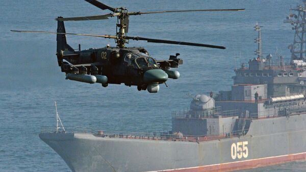 Вертолет Ка-52 Аллигатор и большой десантный корабль (БДК) Адмирал Невельской - Sputnik Latvija