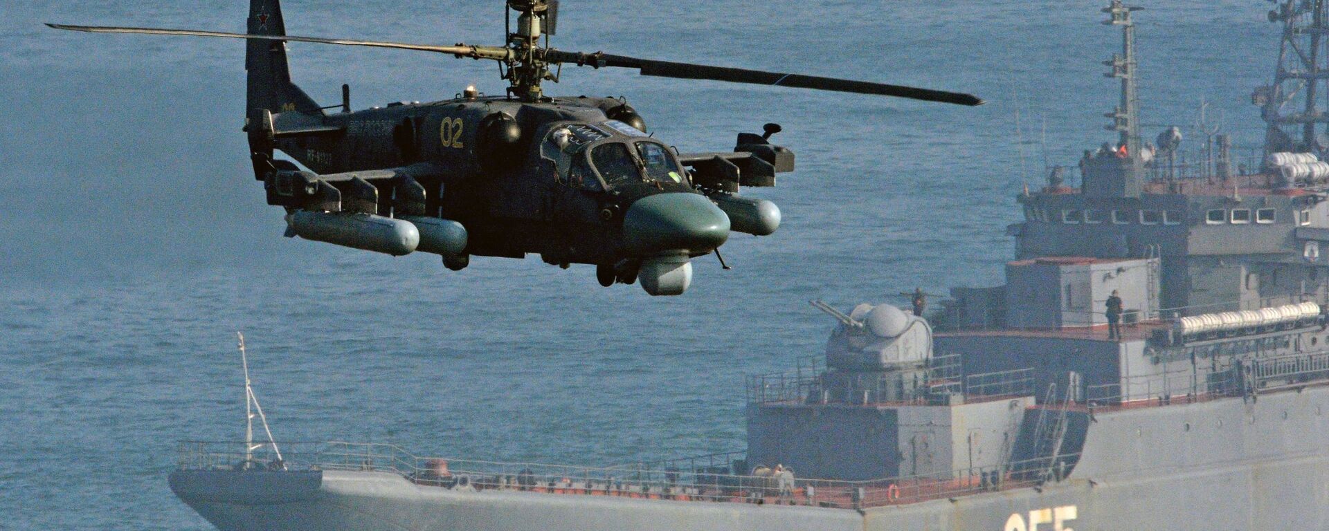 Вертолет Ка-52 Аллигатор и большой десантный корабль (БДК) Адмирал Невельской - Sputnik Latvija, 1920, 05.12.2019