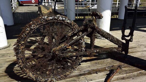 Велосипед поднятый со дна, выглядит как реквизит фантастического фильма - Sputnik Latvija