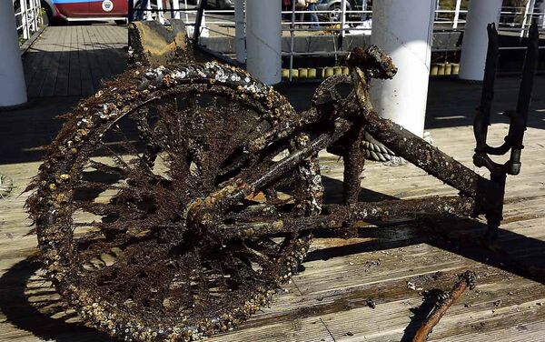 Велосипед поднятый со дна, выглядит как реквизит фантастического фильма - Sputnik Латвия