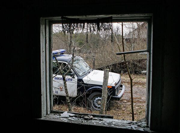 Вид на патрульную машину из брошенного дома в зоне отчуждения ЧАЭС - Sputnik Латвия