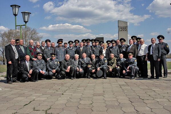 Памятное фото ликвидаторов на фоне памятника отселенным деревням - Sputnik Latvija