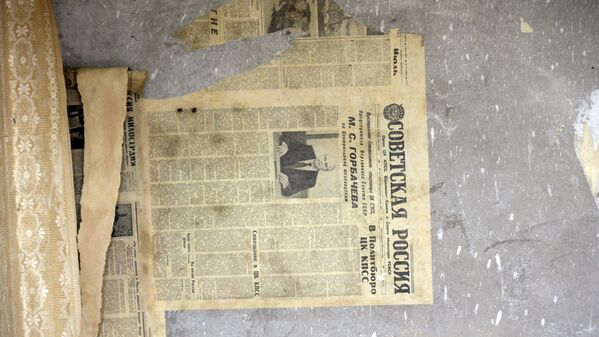 Советские газеты на стене брошенной квартиры в Скрунде - Sputnik Латвия