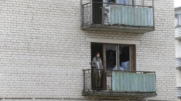 На балконе заброшенного многоквартирного дома в Скрунде - Sputnik Латвия