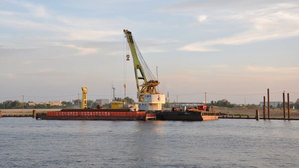 Плавучий кран на острове Русский - Sputnik Latvija
