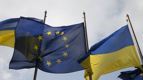 ES un Ukrainas karogi. Foto no arhīva - Sputnik Latvija