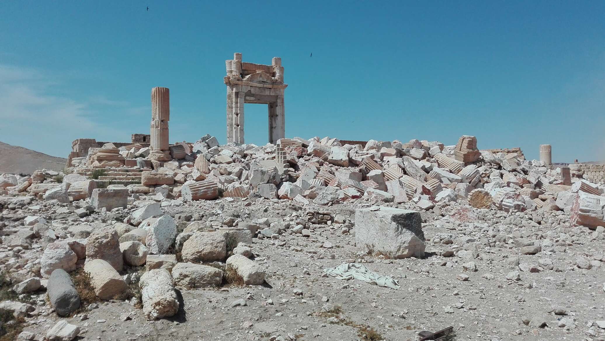 Разрушенные памятники культуры. Сирия древние развалины Пальмира. Сирия дворец Пальмира. Древние памятники в Сирии статуи Пальмира. Пальмира древний город в Сирии.