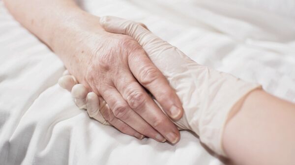 Ārsts tur pacienta roku. Foto no arhīva - Sputnik Latvija