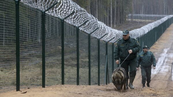 Robežsargi ar suni patrulē robežu. Foto no arhīva - Sputnik Latvija