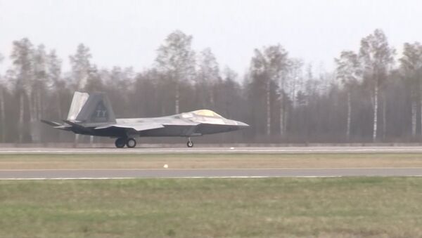 Прибытие истребителей США F-22 Raptor на авиабазу в Литве  - Sputnik Latvija