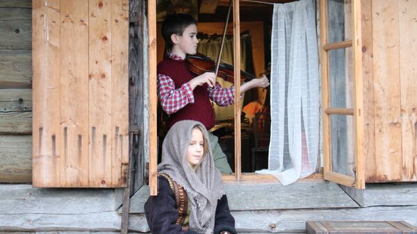 Mazā Vulfa lomā – Fjodors Mirskis, Aleksandra Mirska dēls. Loma filmā Fjodoram tika apsolīta ar noteikumu: viņam bija jāiemācās Oginska polonēze. Lomu viņš dabūja. Mazā Vulfa lomā – Fjodors Mirskis, Aleksandra Mirska dēls. Loma filmā Fjodoram tika apsolīta ar noteikumu: viņam bija jāiemācās Oginska polonēze. Lomu viņš dabūja. - Sputnik Латвия