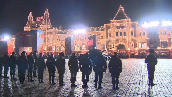 Торжественный марш и бронетехника – ночная репетиция парада Победы в Москве - Sputnik Латвия