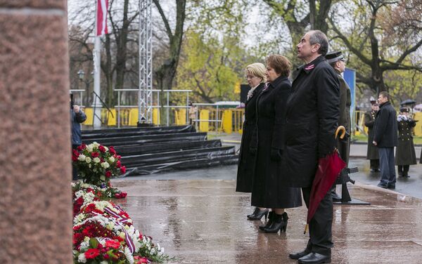 Возложение цветов к памятнику Свободы - Sputnik Латвия