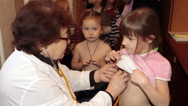 Дети на осмотре у врача - Sputnik Латвия