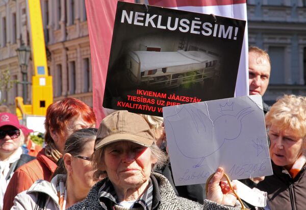 Митинг профсоюзов на Домской площади Митинг профсоюзов на Домской площади - Sputnik Latvija