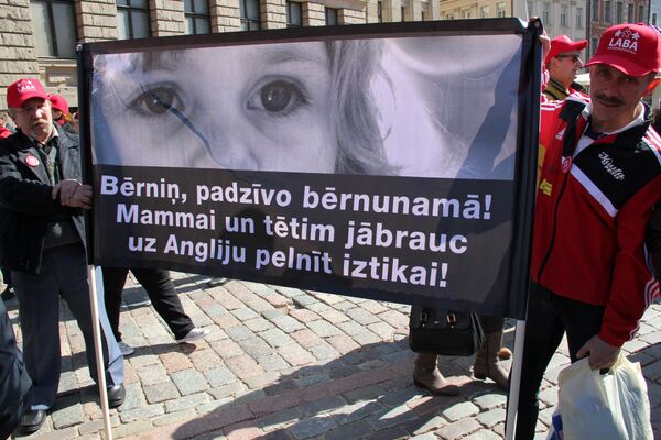 Митинг профсоюзов на Домской площади Митинг профсоюзов на Домской площади - Sputnik Latvija
