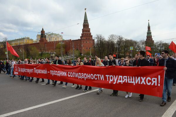 Участники шествия Коммунистической партии Российской Федерации в Москве в День международной солидарности трудящихся Участники шествия Коммунистической партии Российской Федерации в Москве в День международной солидарности трудящихся - Sputnik Латвия