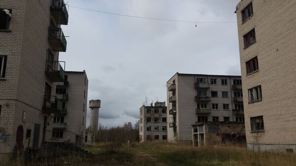 Жилые корпуса на улицах военного городка в Скрунде Жилые корпуса на улицах военного городка в Скрунде - Sputnik Latvija