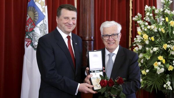 Президент Латвии Раймондс Вейонис и маэстро Раймонд Паулс - Sputnik Латвия