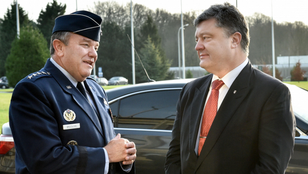 Ģenerālis Filips Brīdlovs un Petro Porošenko. Foto no arhīva - Sputnik Latvija