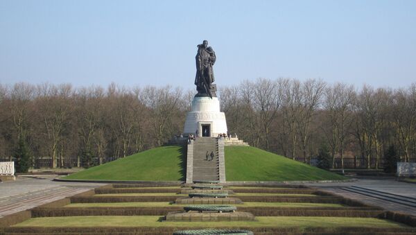 Памятник Солдату-освободителю в Трептов-парке в Берлине - Sputnik Латвия