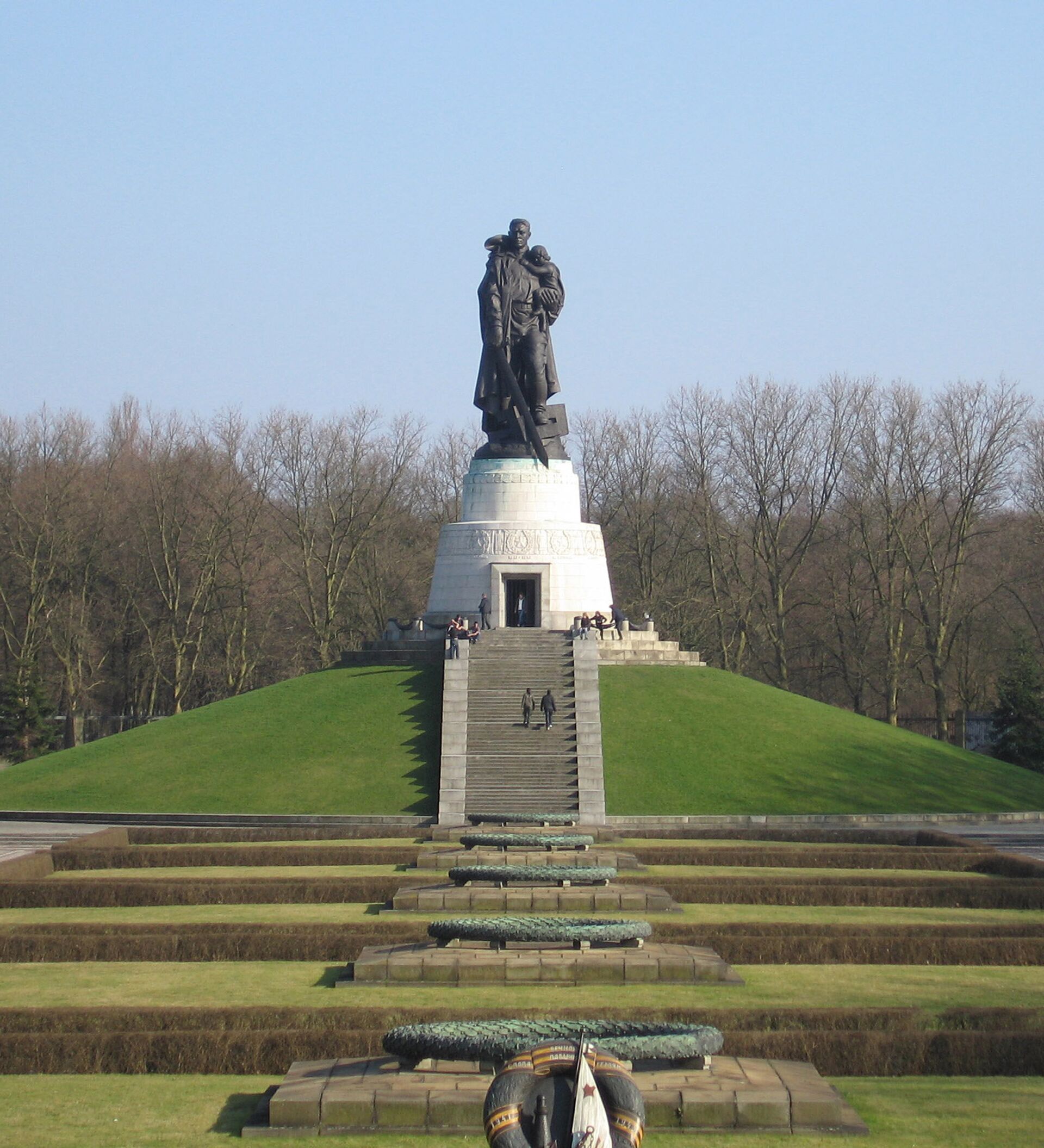 Памятник в берлине. Памятник в Трептов парке в Берлине. Берлин Трептов парк памятник воину освободителю. Воин-освободитель Трептов-парк Берлин. Монумент советскому воину-освободителю. В Трептов-парке, в Берлине..