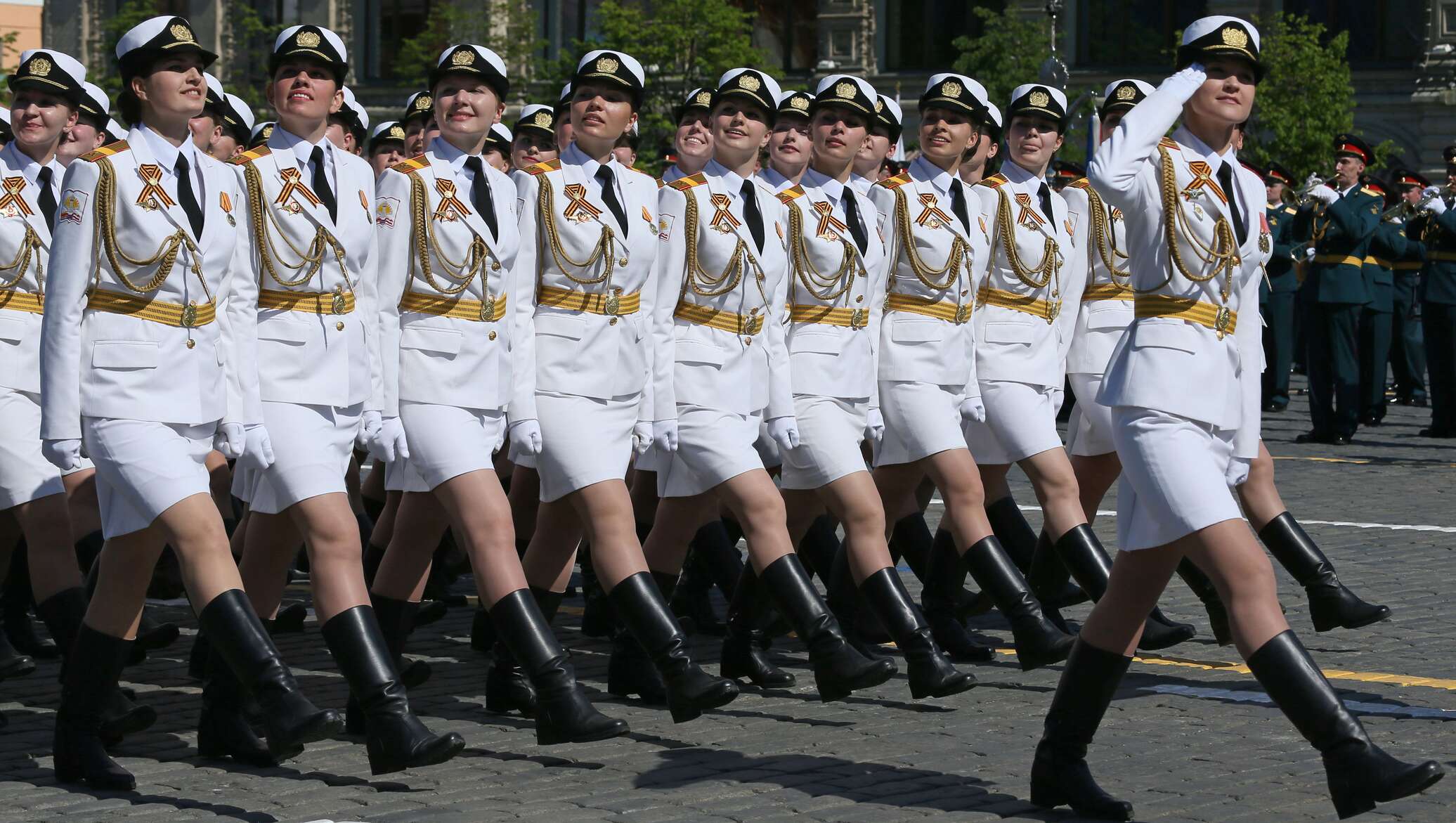 Военные девушки в мини юбках
