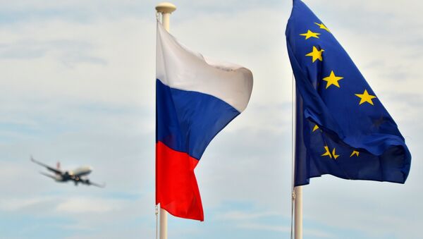 Флаги России, ЕС, Франции и герб Ниццы на набережной Ниццы - Sputnik Латвия