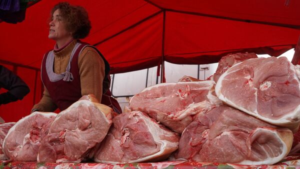 Продавец мяса на рынке - Sputnik Latvija