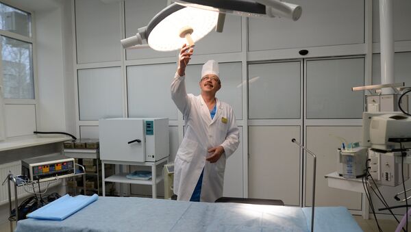 Сотрудник больницы в операционной - Sputnik Латвия