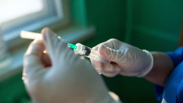 Медсестра набирает лекарство в шприц в стационаре - Sputnik Latvija