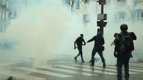 Parīzes iedzīvotāji apmētāja policistus ar akmeņiem, protestējot pret darba likumdošanas reformām - Sputnik Latvija