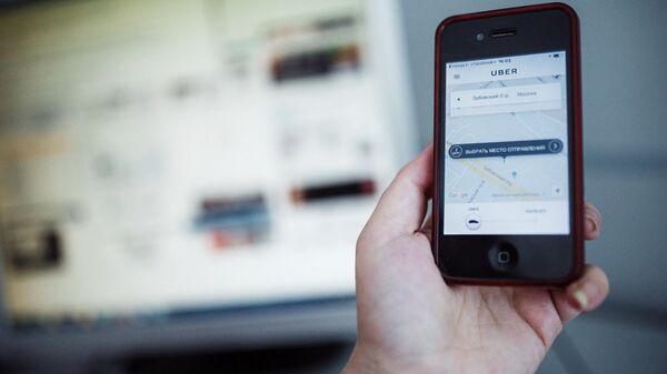Приложение Uber на экране телефона - Sputnik Латвия