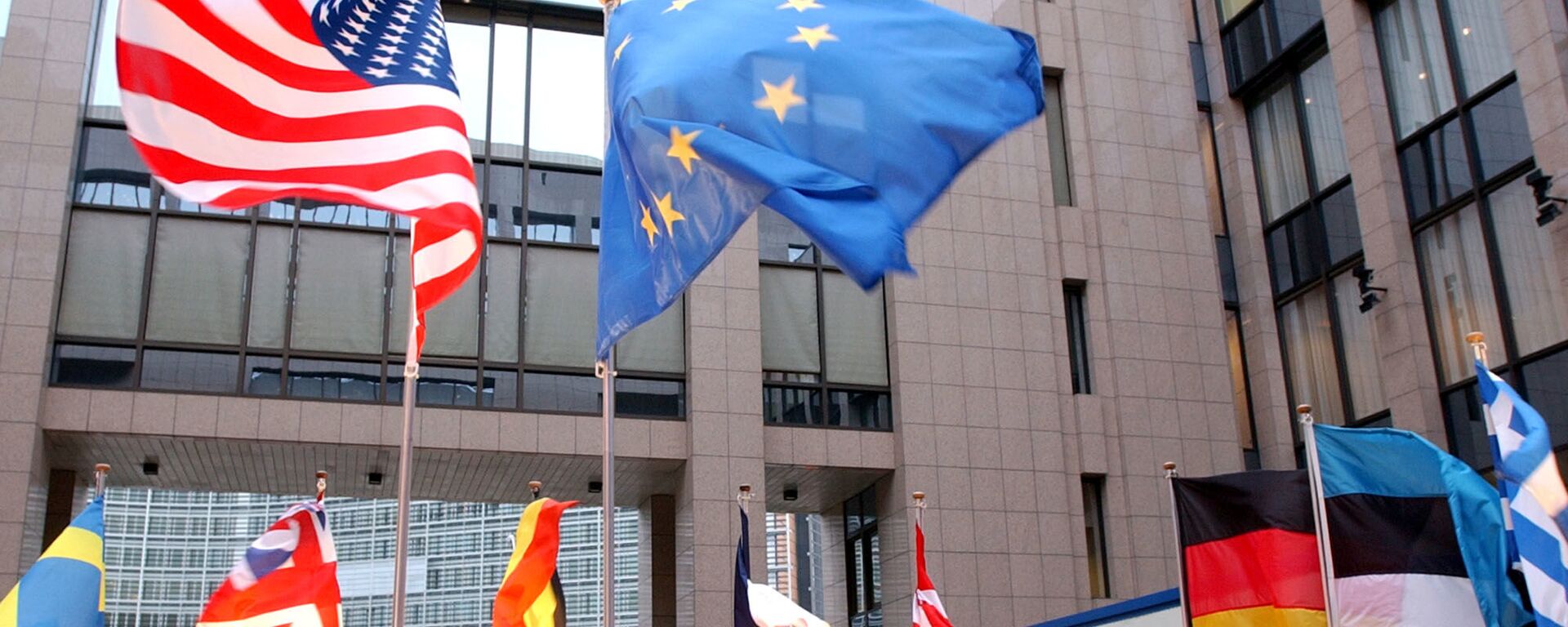 Flagi USA i UE w Brukseli  - Sputnik Латвия, 1920, 26.02.2022