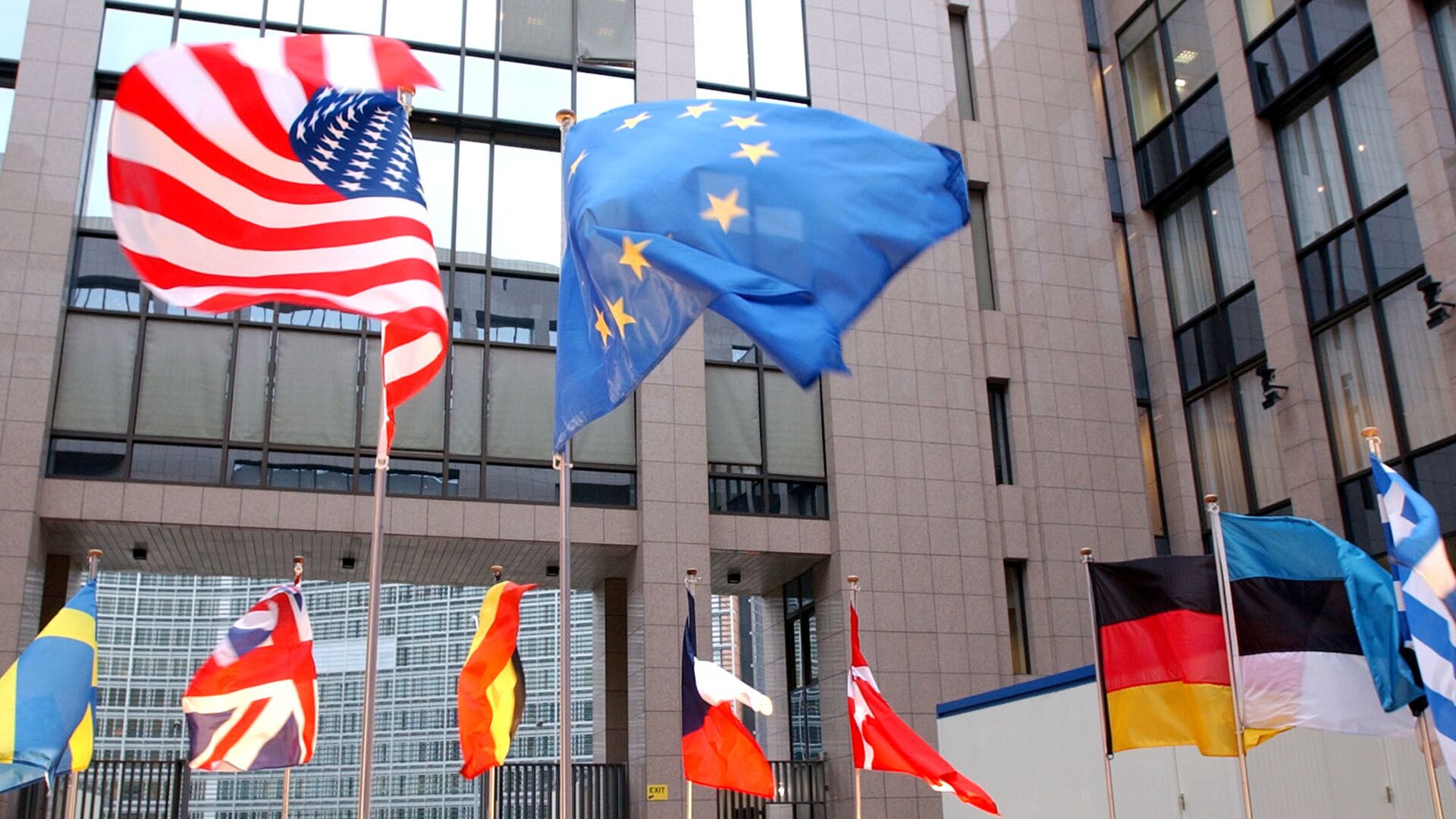 Flagi USA i UE w Brukseli  - Sputnik Латвия, 1920, 26.02.2022