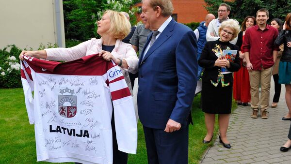Хоккеисты сборной в посольстве Латвии в Москве - Sputnik Латвия