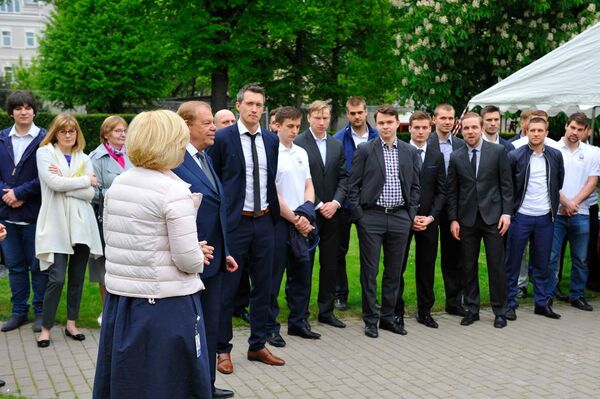 Хоккеисты сборной в посольстве Латвии в Москве Хоккеисты сборной в посольстве Латвии в Москве - Sputnik Латвия