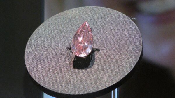 Уникальный розовый алмаз за 28 млн долларов показали перед аукционом Sotheby's - Sputnik Латвия