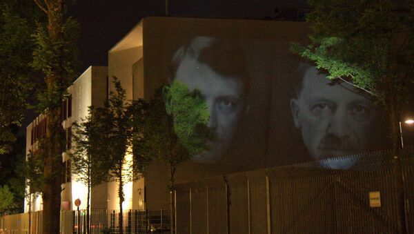 Фотографии президента Турции Эрдогана и Гитлера проецируются на посольство в Берлине - Sputnik Латвия