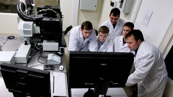 Ученые в лаборатории - Sputnik Latvija