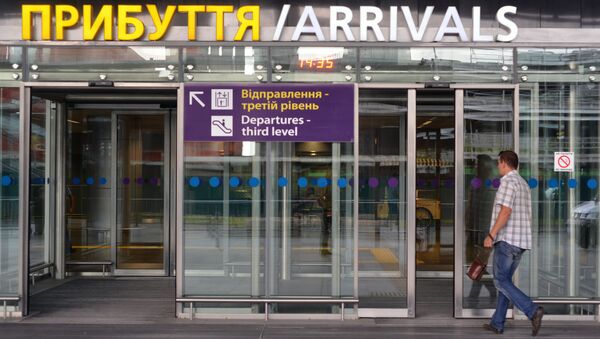 Вход в зал прибытия в киевском аэропорту Борисполь - Sputnik Латвия