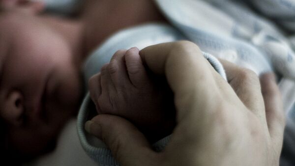 Мать держит руку новорожденного ребенка. Архивное фото - Sputnik Латвия