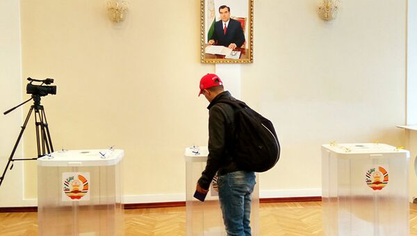 Голосование на референдуме в посольстве Таджикистана в Москве - Sputnik Латвия