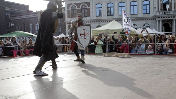 Участники рыцарского турнира на фестивале Майский граф в Старой Риге - Sputnik Латвия