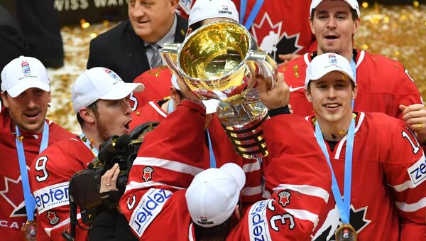 Игроки сборной Канады по хоккею с трофеем ЧМ-2016 - Sputnik Latvija