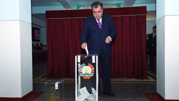 Президент Таджикистана Эмомали Рахмон опускает свой бюллетень на избирательном участке в Душанбе - Sputnik Латвия