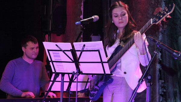 Девика перед тем, как освоить стик-бас, играла на простой бас-гитаре – и пела на экзотичных восточных языках - Sputnik Латвия