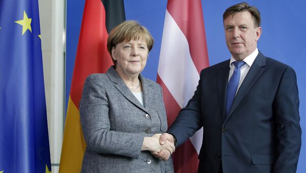 Канцлер Германии Ангела Меркель и премьер-министр Латвии Марис Кучинскис - Sputnik Латвия
