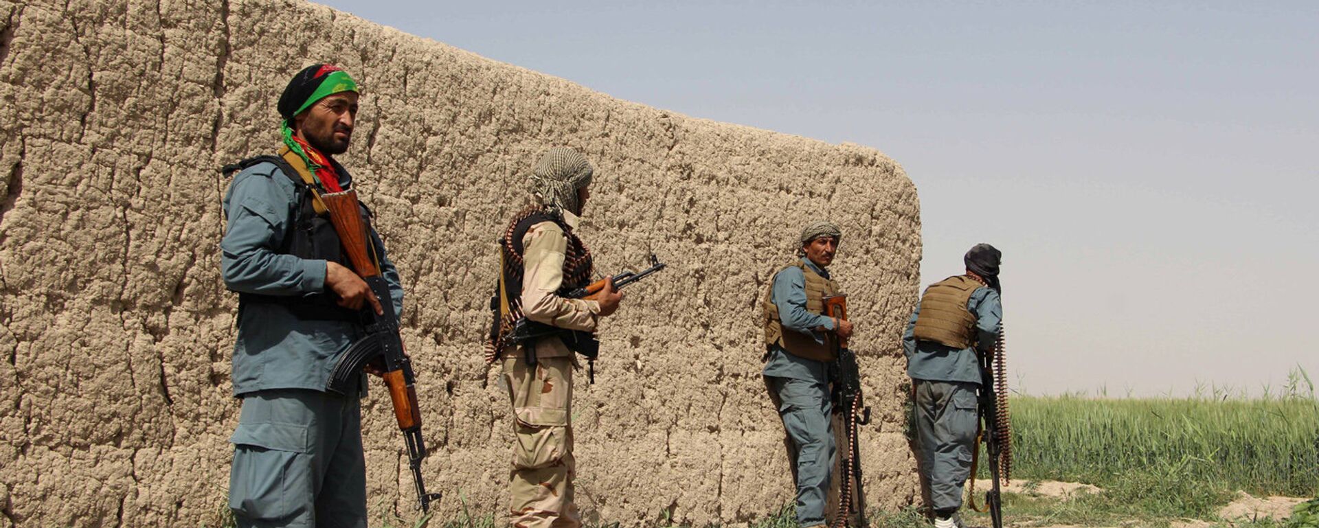 Полицейские Афганистана во время боя с талибами в Нахри-Сарадж провинции Гильменд, Афганистан - Sputnik Latvija, 1920, 01.08.2021